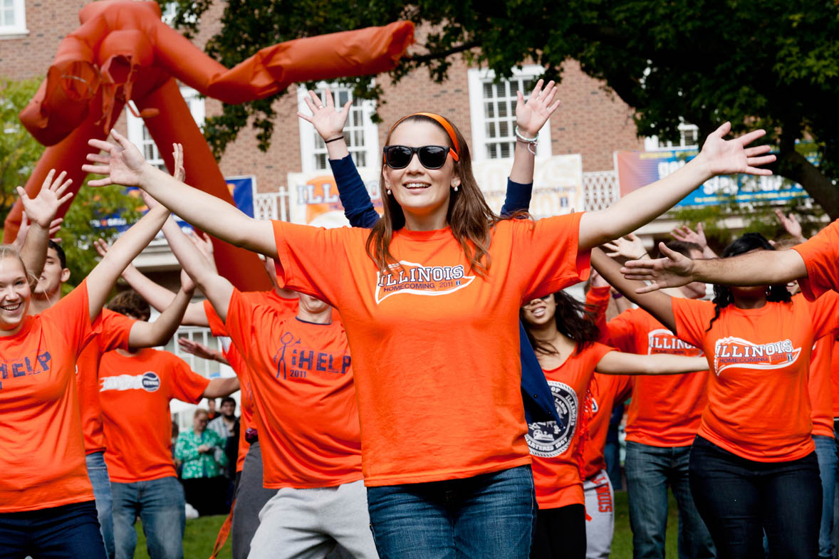 Students outside wearing Illini gear.